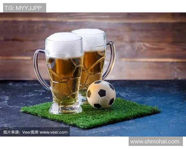 足球赛场上的畅快时刻与啤酒的完美搭配让激情与欢乐交织